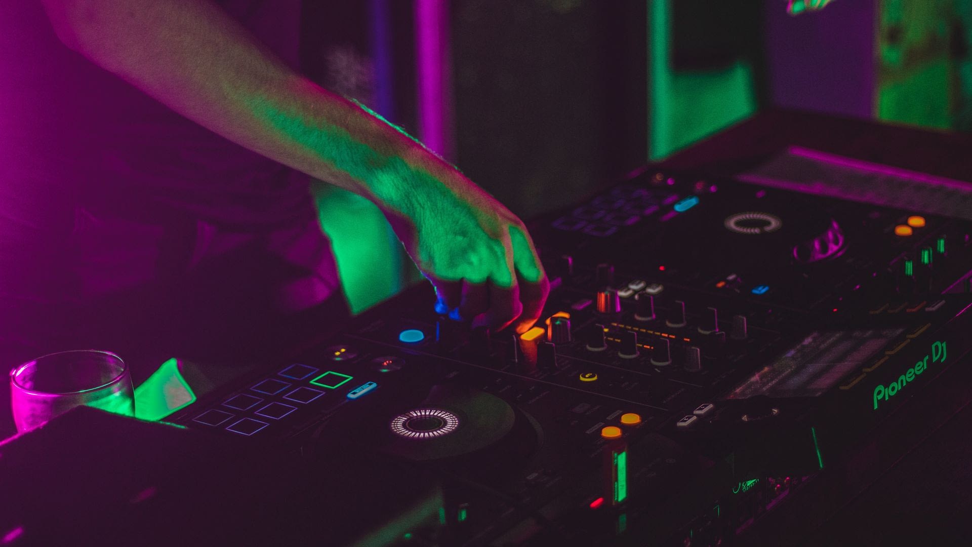 dj_equipment_neon_161184_1920x1080